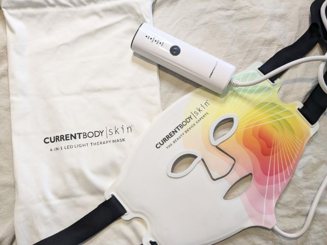 カレントボディのLEDマスク美顔器の写真