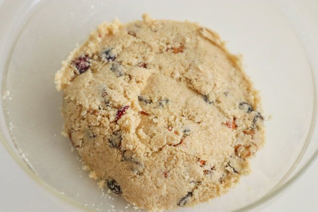 フルーツとナッツのおからバー レシピ メープルシロップを入れてまとめる