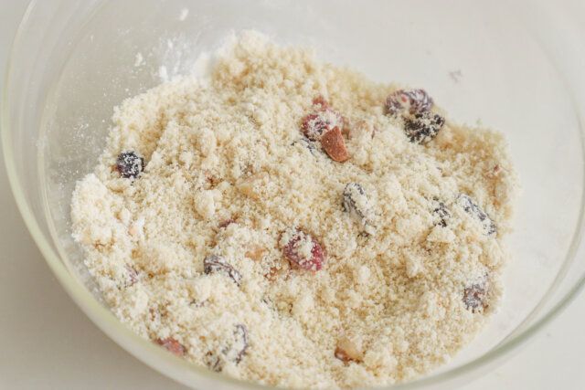 フルーツとナッツのおからバー レシピ ナッツとフルーツを混ぜる