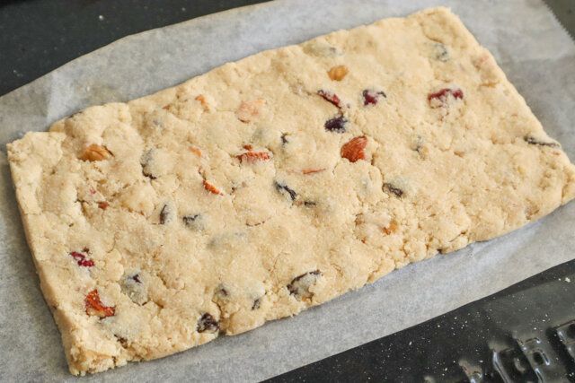 フルーツとナッツのおからバー レシピ 生地を天板に広げる