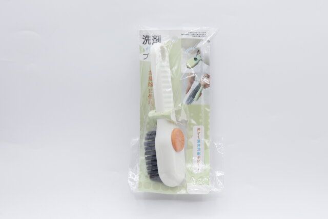 キャンドゥの洗剤ブラシ（持ち手付き）のパッケージ