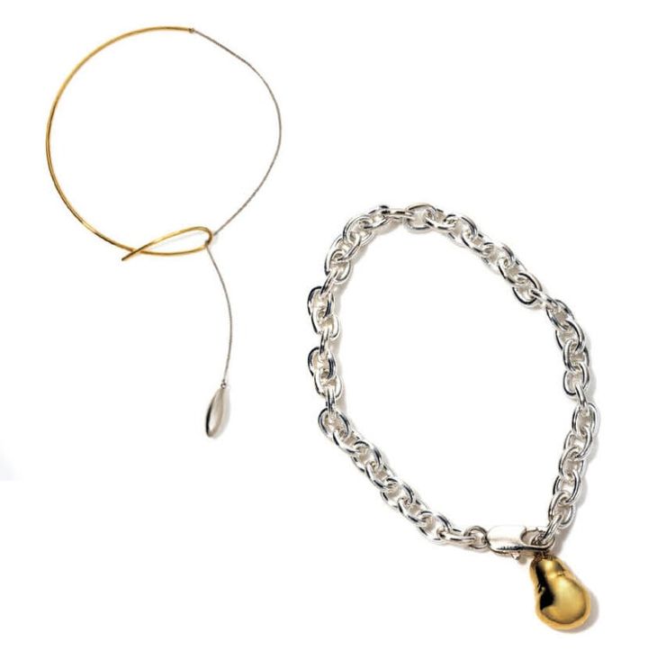 右：アクセントになるブレスレット。［真鍮］¥10,450（ソワリー） 左：繊細な組み合わせのチョーカー。［合金、真鍮］￥7,700（ロニ）
