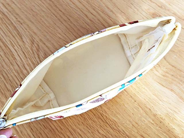 「ミスド福袋2024」ポケモンデザインのポーチ、マチがわかる写真