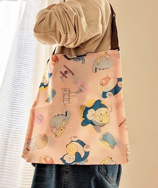 「ミスド福袋2024」ポケモンエコバッグを肩にかけてみた様子