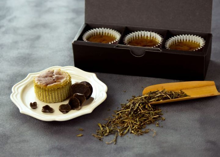 「ほうじ茶トリュフバスクチーズケーキ」とほうじ茶の茶葉