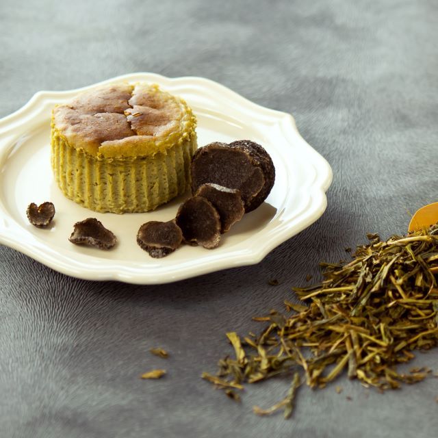 「ほうじ茶トリュフバスクチーズケーキ」とトリュフと茶葉