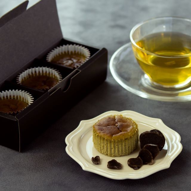「ほうじ茶トリュフバスクチーズケーキ」とほうじ茶とトリュフ