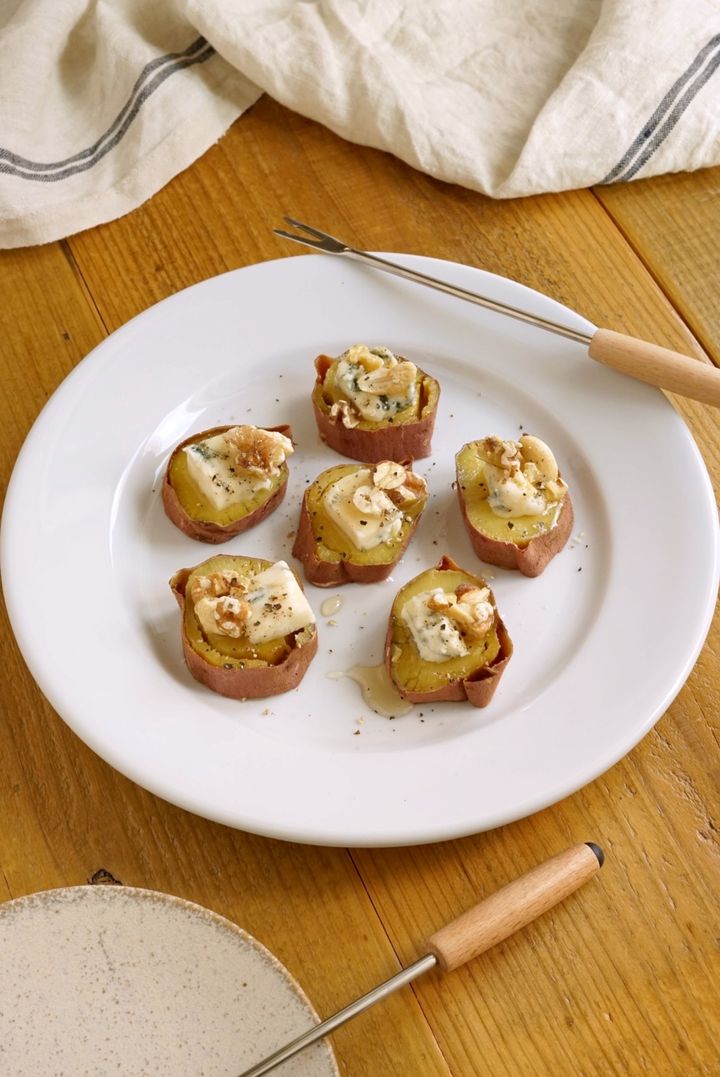 チーズとの相性が抜群！クセになるおいしさの焼き芋カナッペ【ごはん愛好家 / あやかの旬野菜を使ったアペロおつまみ vol.2 〜レシピで旅するヨーロッパ〜】