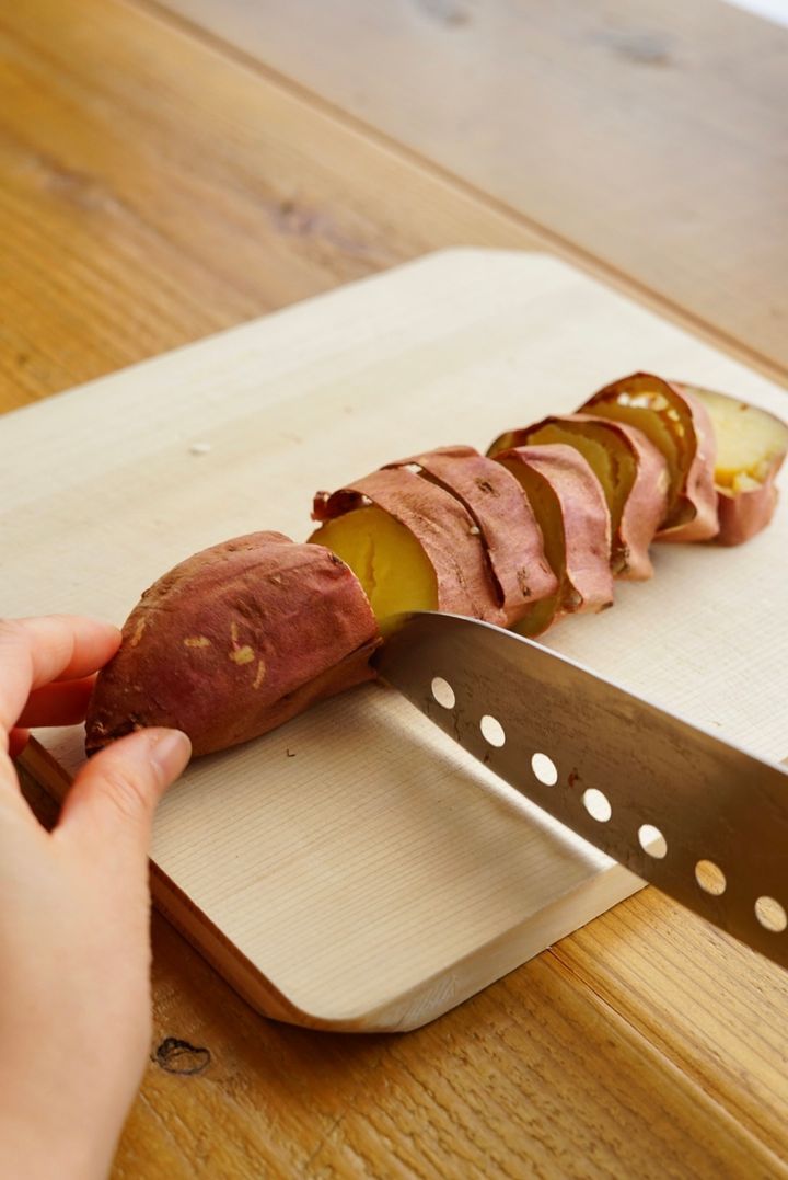 チーズとの相性が抜群！クセになるおいしさの焼き芋カナッペ【ごはん愛好家 / あやかの旬野菜を使ったアペロおつまみ vol.2 〜レシピで旅するヨーロッパ〜】