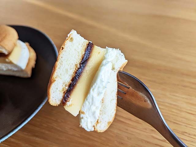 【ローソン新商品】「ふわどらサンド」の4分の1サイズをフォークにさした様子