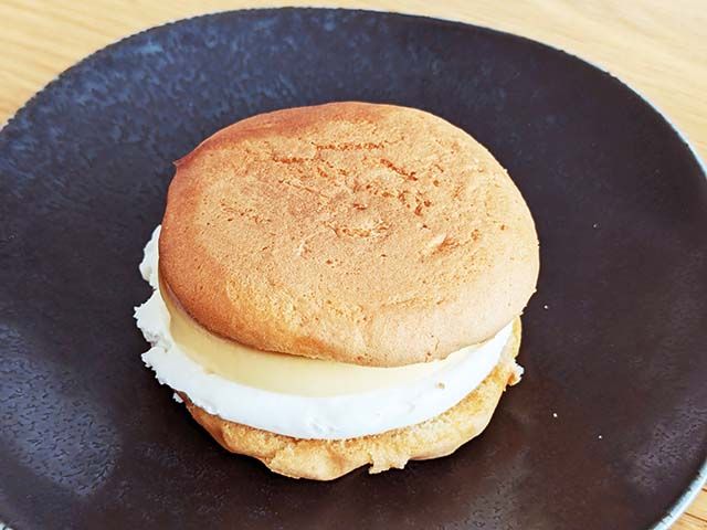 【ローソン新商品】「ふわどらサンド」がお皿に移されテーブルに置かれた様子