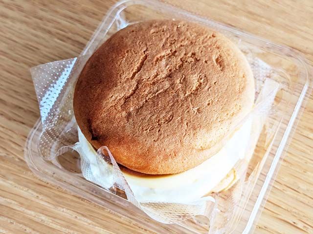 【ローソン新商品】「ふわどらサンド」が袋から出されテーブルに置かれた様子