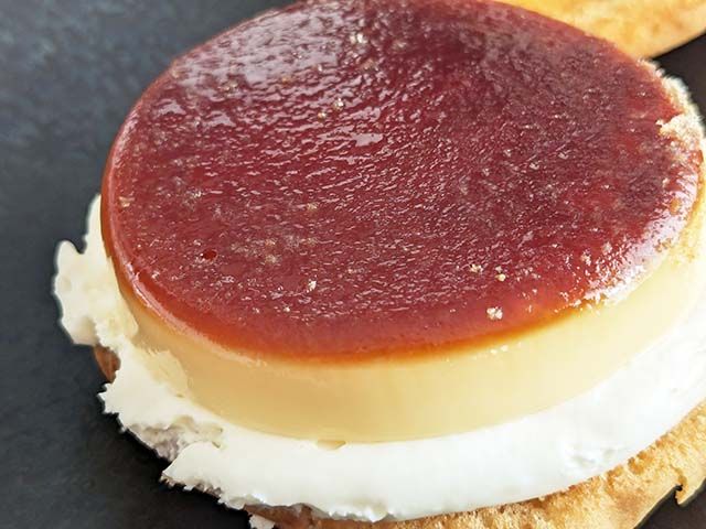 【ローソン新商品】「ふわどらサンド」上部の生地をめくると、カラメルののったプリンが現れた様子