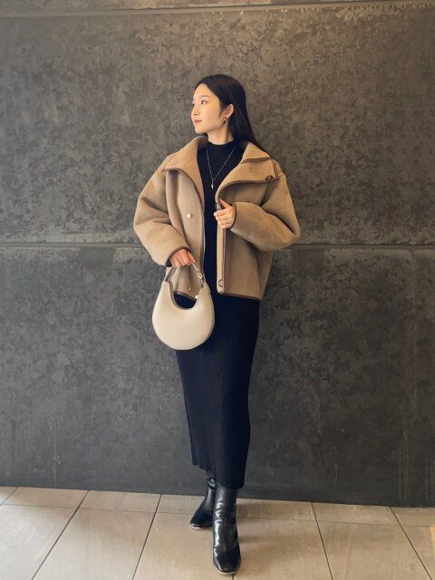 冬の黒ニットワンピースコーデ