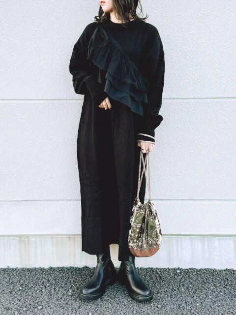 冬の黒ニットワンピースコーデ