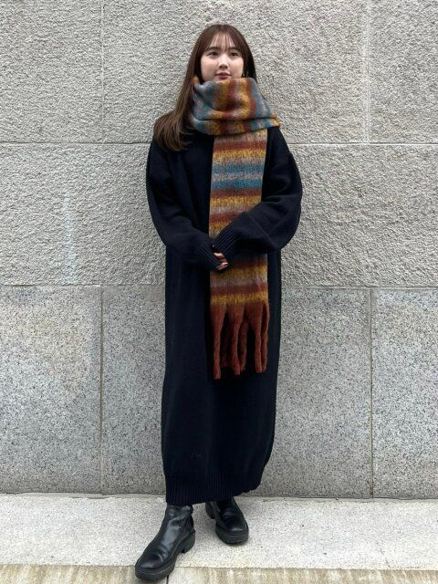 冬の黒ニットワンピースコーデ