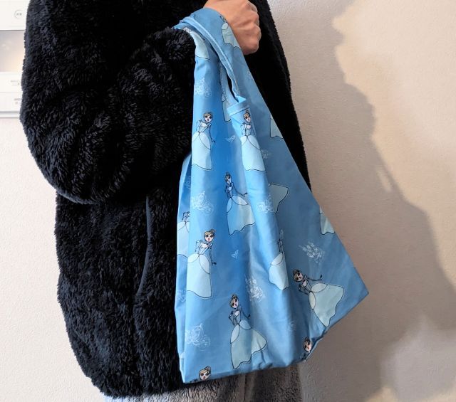 エコバッグを持ったところ