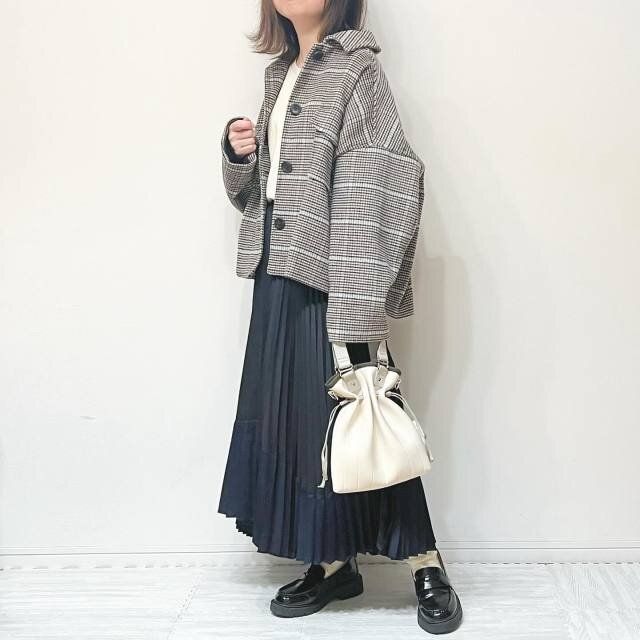 大人の冬におすすめの黒スカートコーデ