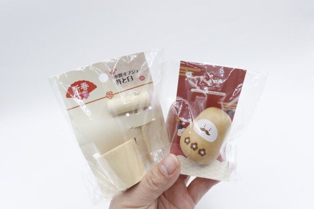 セリアの木製オブジェ杵と臼と木製ミニオブジェ だるまL