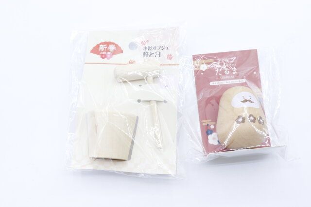 セリアの木製オブジェ杵と臼と木製ミニオブジェ だるまLのパッケージ
