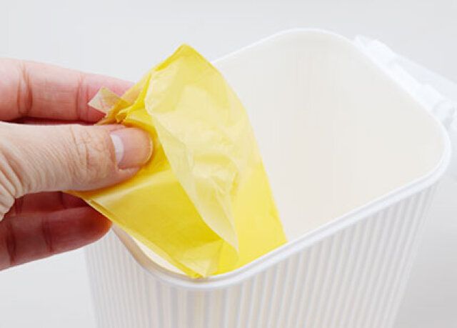 ロール型のゴミ袋をセットできるゴミ箱