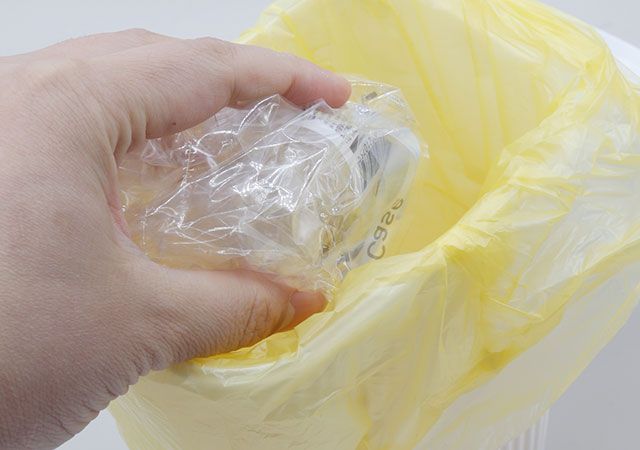 ダイソーのゴミ箱にゴミ袋をセットした画像