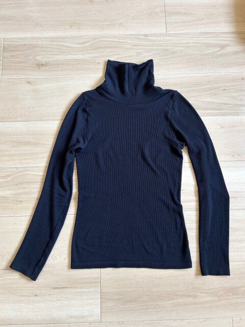 ユニクロヒートテックシームレスリブタートルネックTの置き画