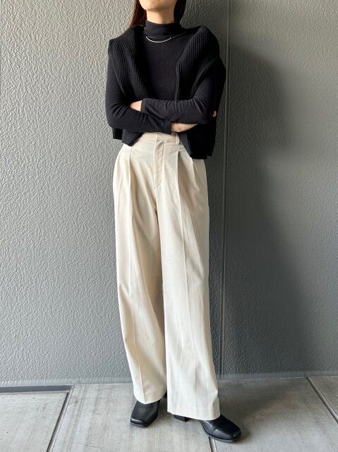 ユニクロヒートテックシームレスリブタートルネックTと白ワイドパンツ