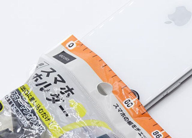 ダイソーの自動車用 スマホホルダーのパッケージにはサイズ確認用の目盛り