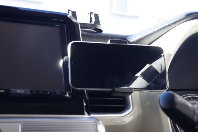 ダイソーの自動車用 スマホホルダーは角度調節の自由度が高い