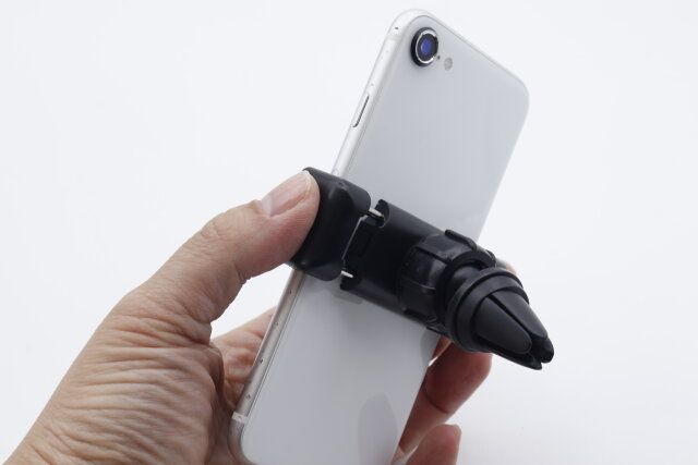 ダイソーの自動車用 スマホホルダーは強力なバネで挟むタイプ