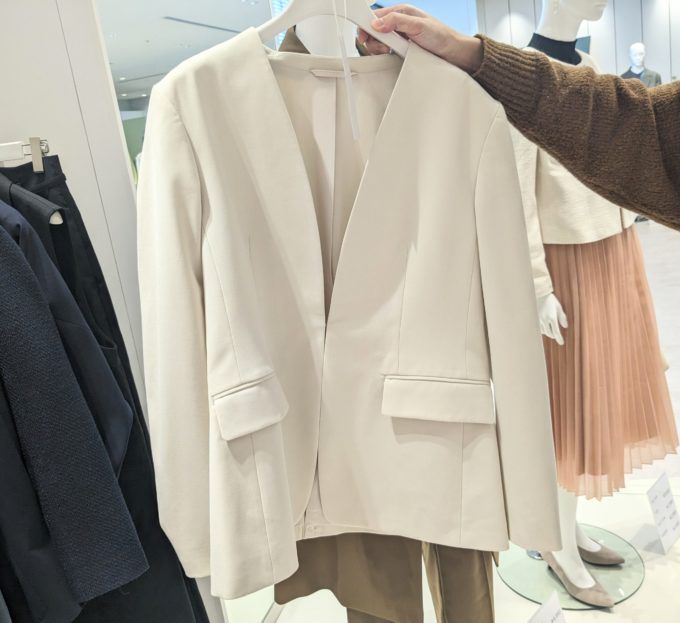 GUの「ウォッシャブルノーカラージャケット」