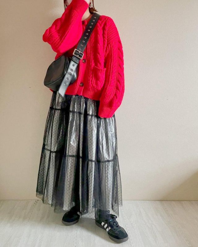 重ね着チュールスカートの女性