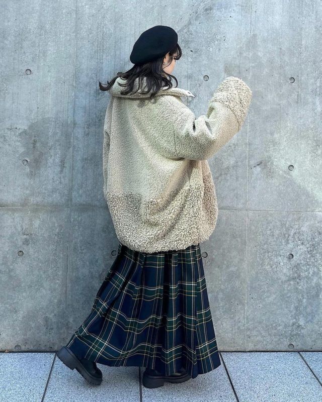 オーバーニット＆チェックスカートコーデの女性
