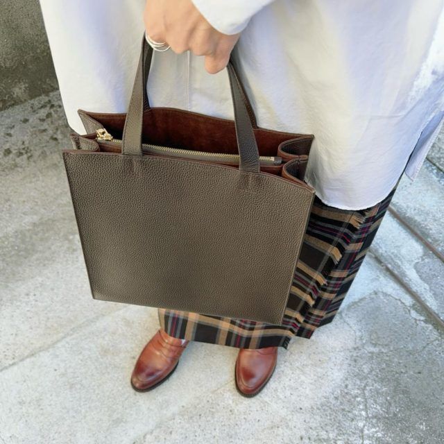 ブラウン系チェックスカートの下から