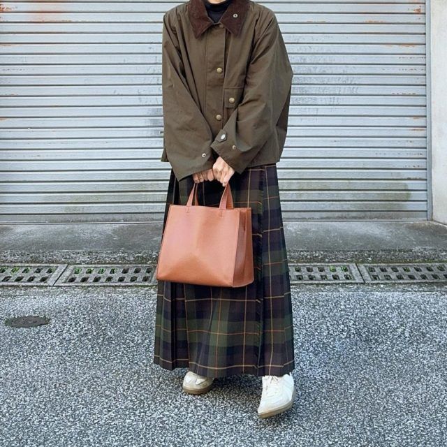 ロングプリーツスカートを穿く女性