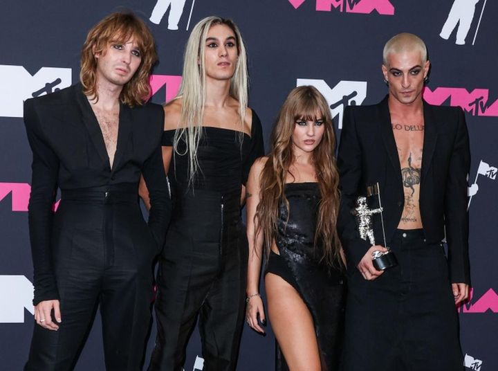 画像1: ダヴ・キャメロンがマネスキンのマンチェスター公演でダミアーノを応援