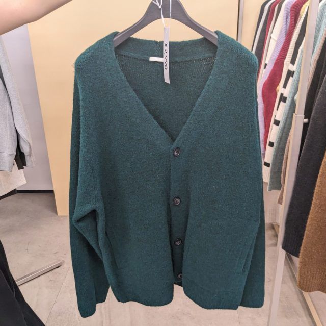 グリーンのブラッシュドヤーンカーディガン