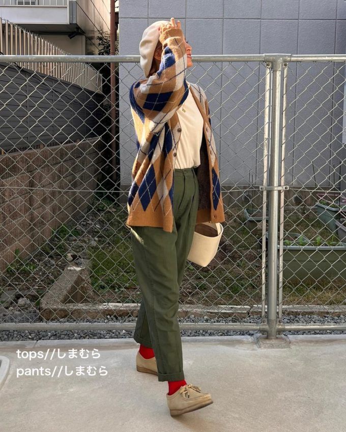 GUのカーキの「ブラッシュドヤーンカーディガン(長袖)(アーガイル)」×ベイカーパンツ
