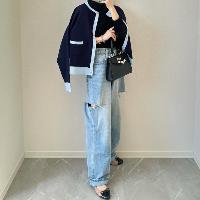 GUのブラックの「シャイニークルーネックセーター(長袖)」×サイドカットオフデニムパンツ