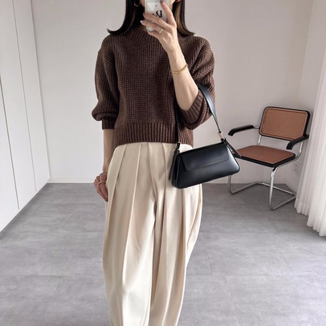 ブラウンのメランジセーターを着用したコーデ