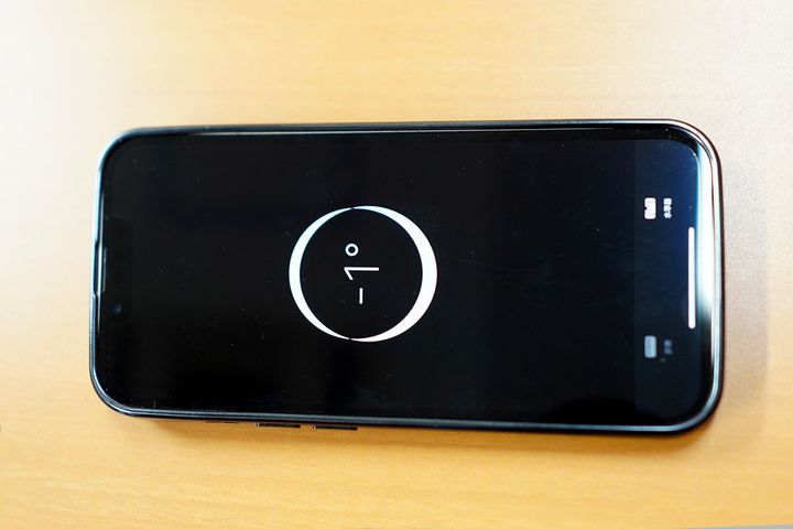 「計測」アプリで棚の水平を測る手順3