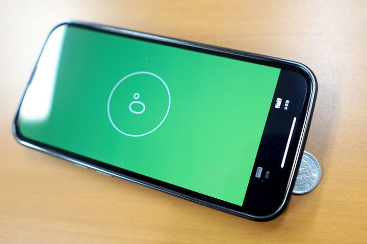 「計測」アプリで棚の水平を測る手順4