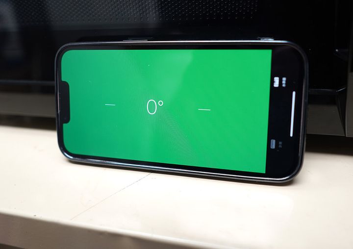 「計測」アプリで棚の水平を測る手順2