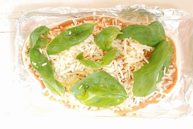 発酵なしのクリスピーピザ レシピ ピザにトッピングする