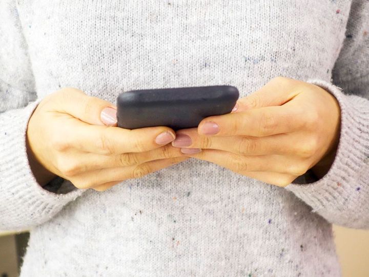 スマホを持つ人のイメージ