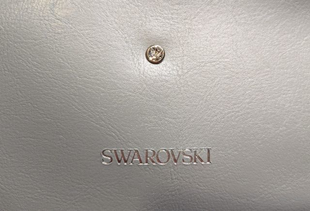 クリスタルとブランドロゴのアップ