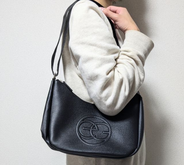 ハンドバッグとして肩にかけたところ