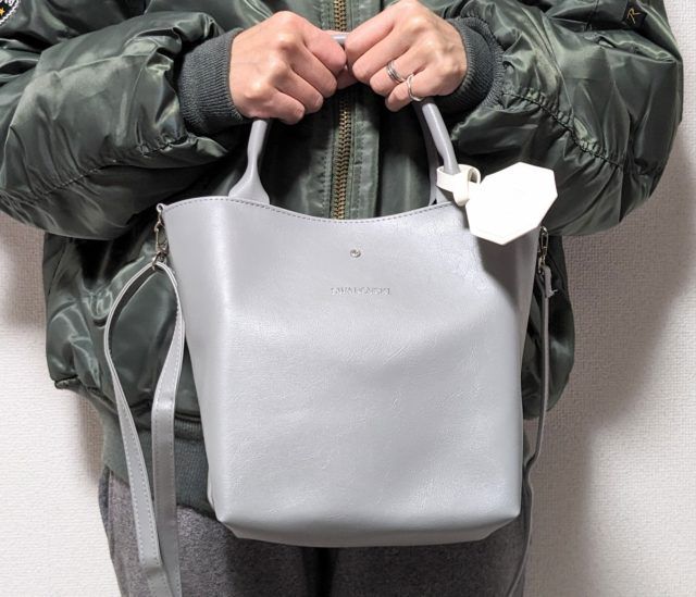 ハンドバッグを手に持ったところ