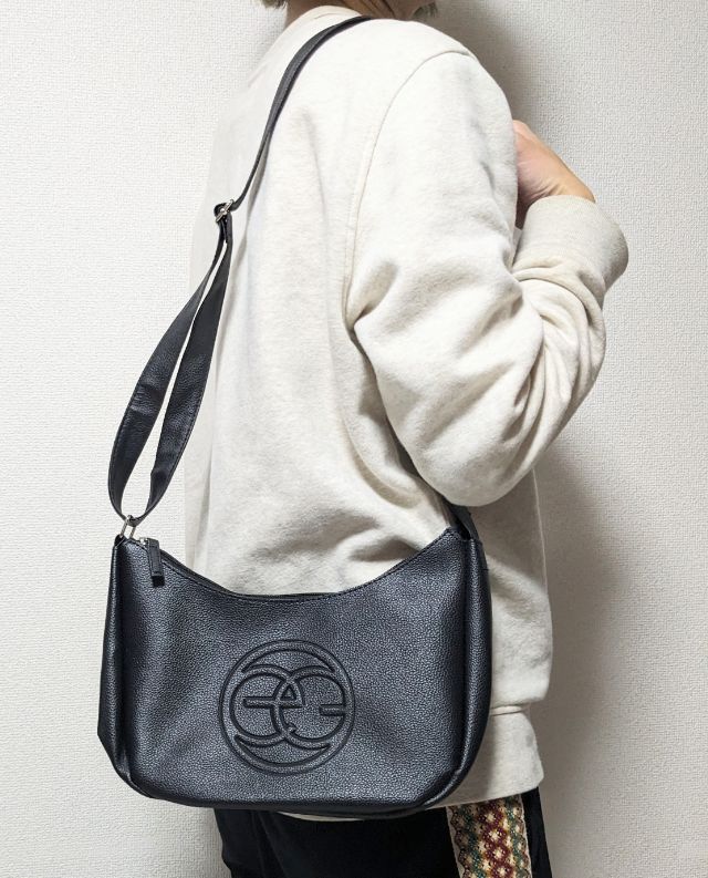 ショルダーバッグとして肩にかけたところ